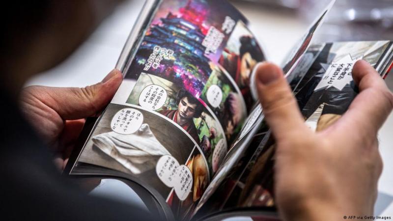 El editor Masakado Kunisawa revisa ejemplares de 'Cyberpunk: Peach John' en la oficina de la editorial de cómics Shinchosha en Tokio | Deutsche Welle