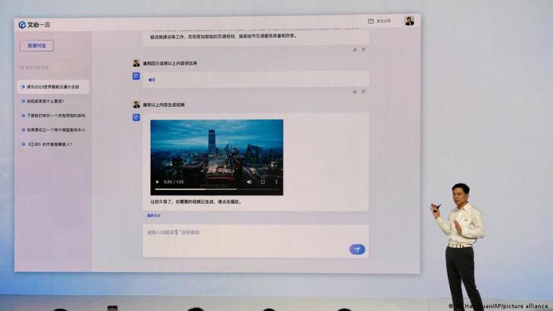Deutsche Welle - Robin Li, director ejecutivo de Baidu, presentó las funciones de Ernie Bot durante un evento en Pekín.