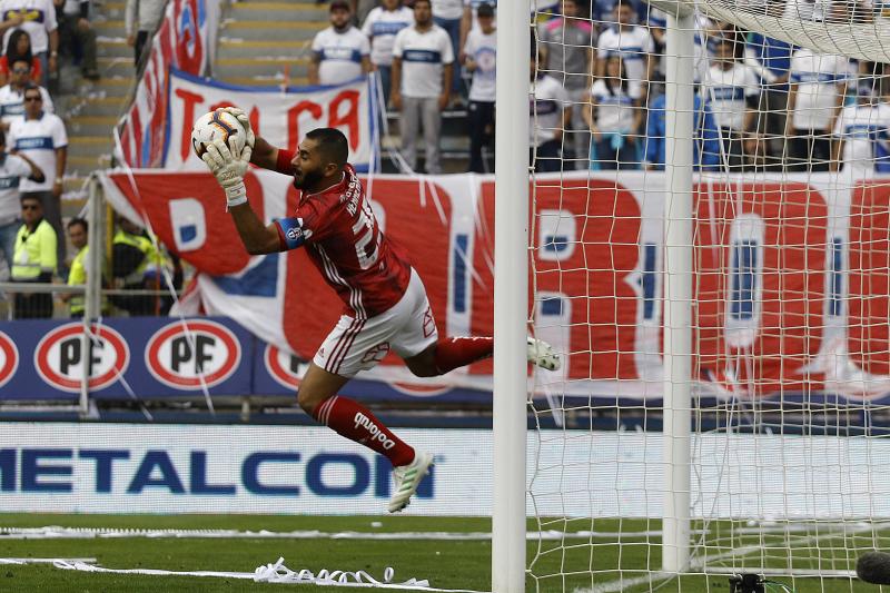 Johnny Herrera aclaró su antigua entrevista donde declara su "amor" por la UC. / Agencia Uno