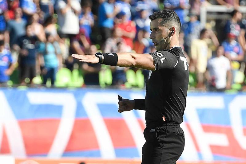 Fernando Véjar entregó su informe con las principales incidencias del partido. Imagen: Agencia Uno.