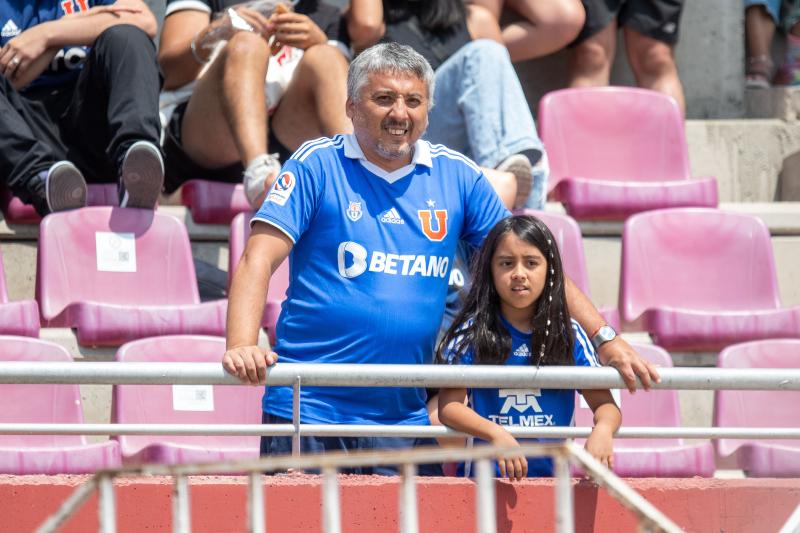 Los hinchas de la U de Chile se han tenido que desplazar para ver a su equipo.