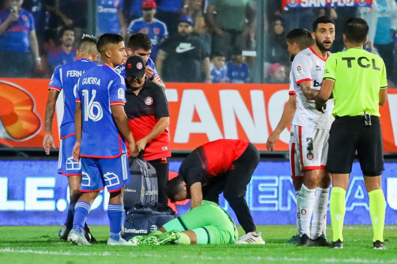 Hinchas de la U de Chile lanzaron proyectiles a Omar Carabalí y cayó hasta una butaca - Agencia UNO