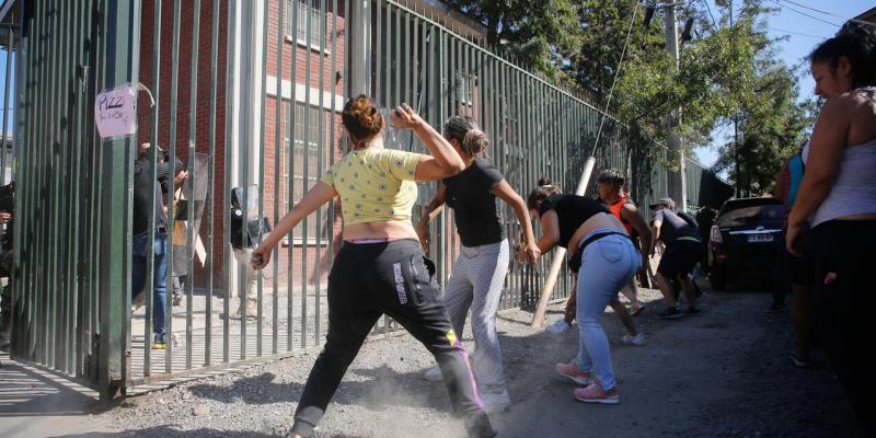 Agencia Uno - Protestas de vecinos por demolición de denominada "casa narco"