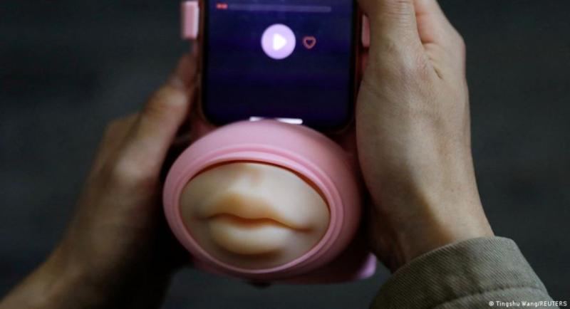 Los labios de silicona sujetos al teléfono móvil con la aplicación.