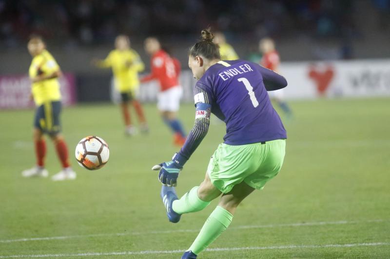 Christiane Endler postula para tener un billete conmemorativo. / Photosport