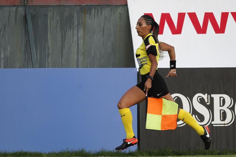 La jueza Cindy Nahuelcoy se tomó con humor su caída en duelo de la UC. / Photosport