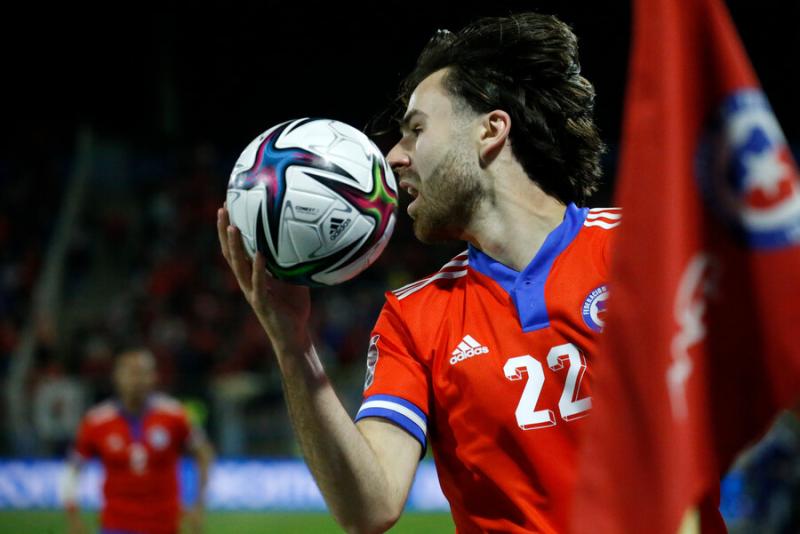 Ben Brereton recibió el afecto de los hinchas en el aeropuerto. Imagen: Photosport.