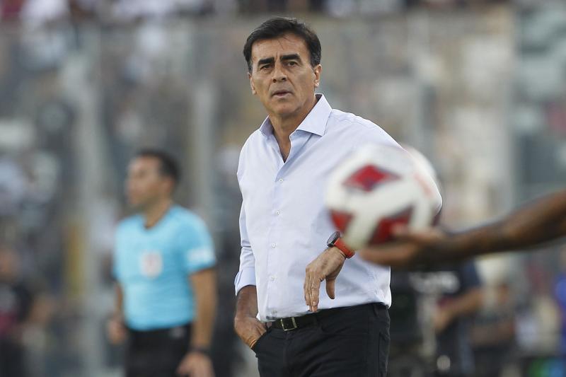 Gustavo Quinteros puso en duda la titularidad de Maximiliano Falcón en Colo Colo - Photosport