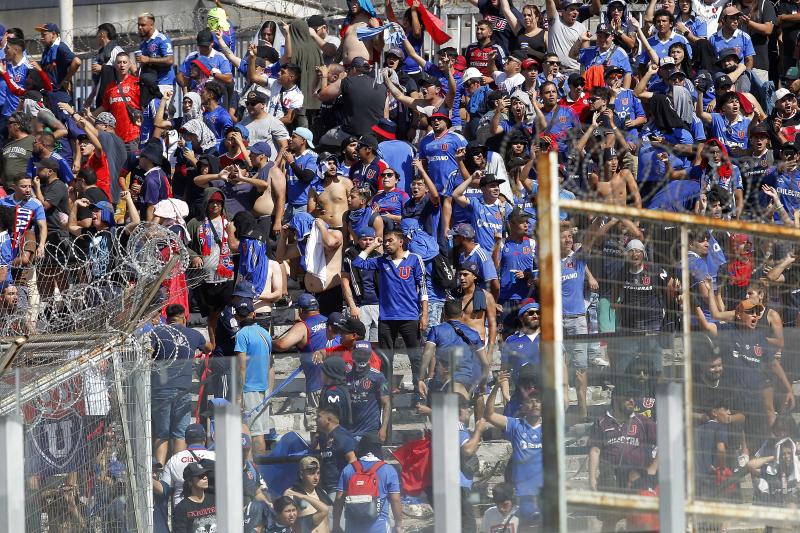 Los hinchas de U de Chile llegaron hasta la tribuna Magallanes del Monumental para enfrentar a Colo Colo - Photosport