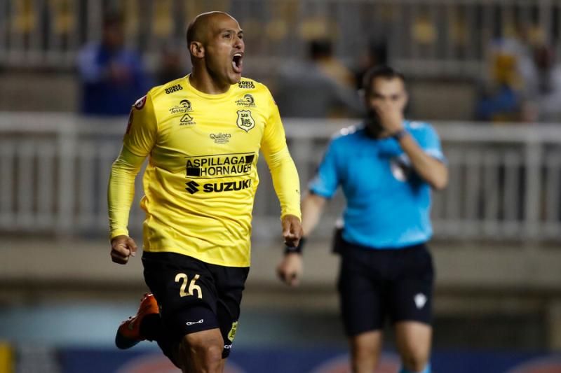Humberto Suazo anotó ante Santiago Wanderers. Imagen: Photosport.