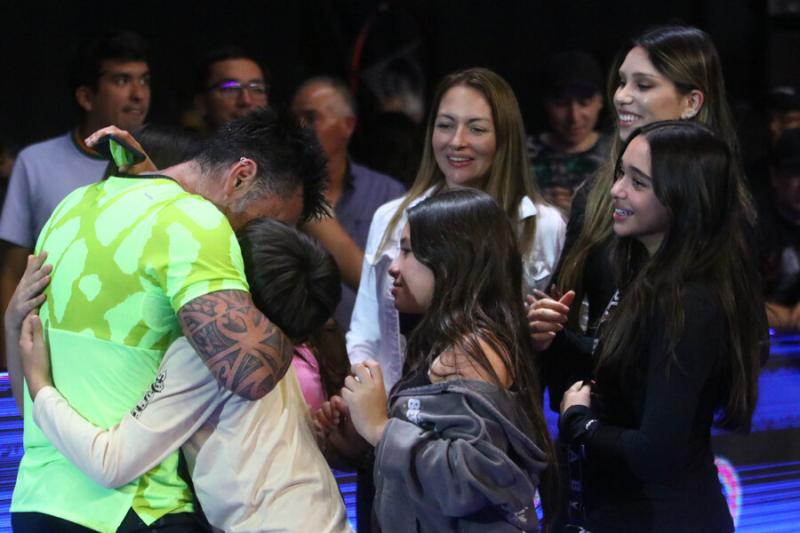 Paula Pavic junto a Marcelo Ríos y sus hijas - Photosport