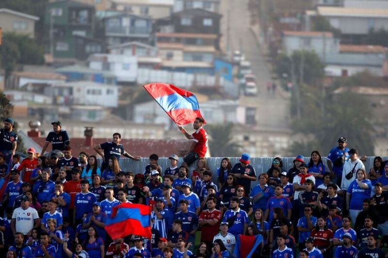La hinchada de la U se hizo sentir en el amistoso ante River en Argentina. Crédito: Photosport.