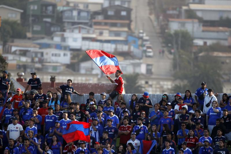 Hinchas de la U en el estadio Elías Figueroa de Valparaíso.