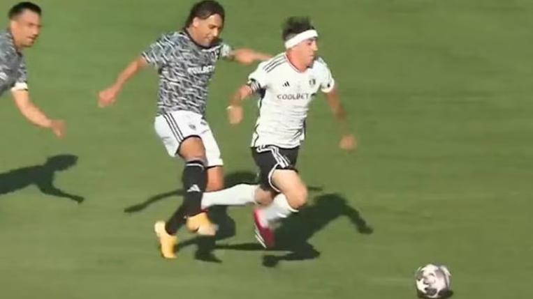 Arturo Sanhueza derribó a Pailita con feroz patadón en la despedida de Esteban Paredes. (Captura TVN)