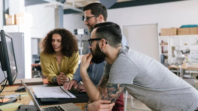 Emprendedores del Biobío - Personas trabajando frente a un computador