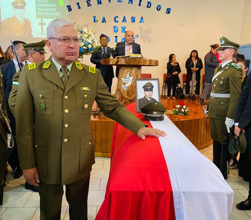 Carabineros - Ricardo Yáñez en el funeral del suboficial mayor Alex Salazar