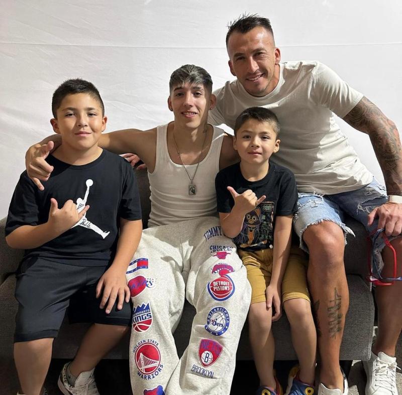 Fabián Cerda y sus hijos junto a Pailita (Instagram)