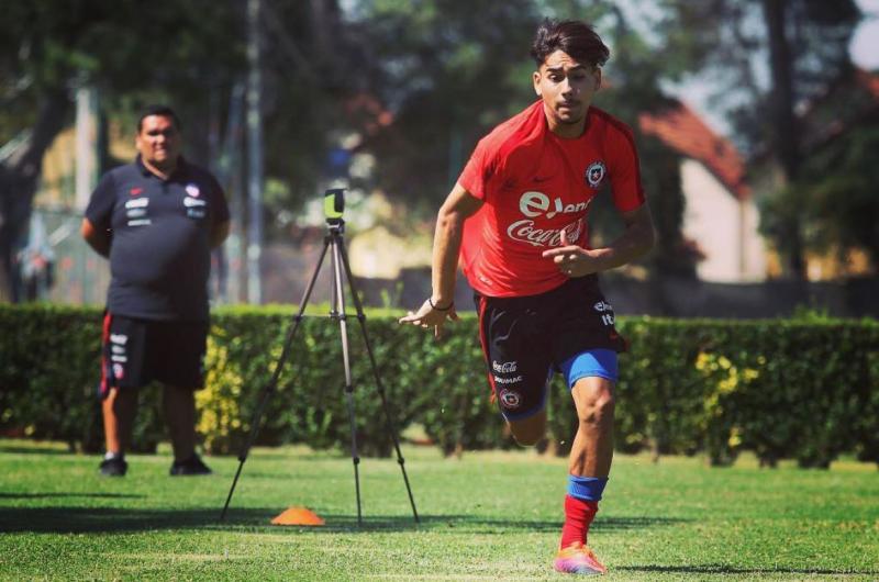 Nicolás Aravena, actual jugador de Santiago City, vistiendo la camiseta de La Roja (@Nicolasaravenag)