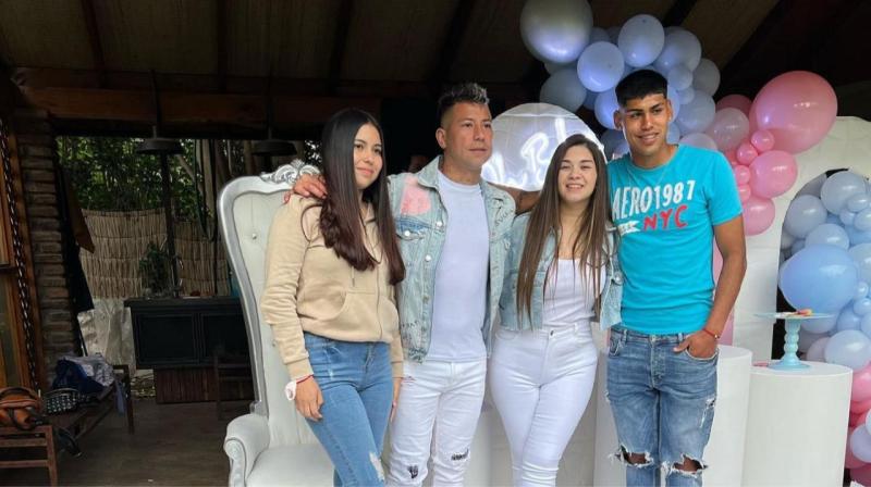 Leonardo Valencia junto a su pareja celebrando la llegada de su primer hijo. (@leo10valencia)