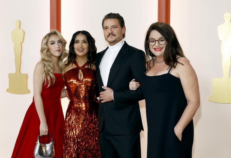 Pedro Pascal junto a su hermana Javiera Balmaceda y Salma Hayek