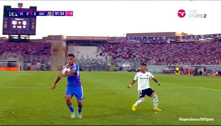 La supuesta mano de Andía en el Superclásico - Captura TNT Sports