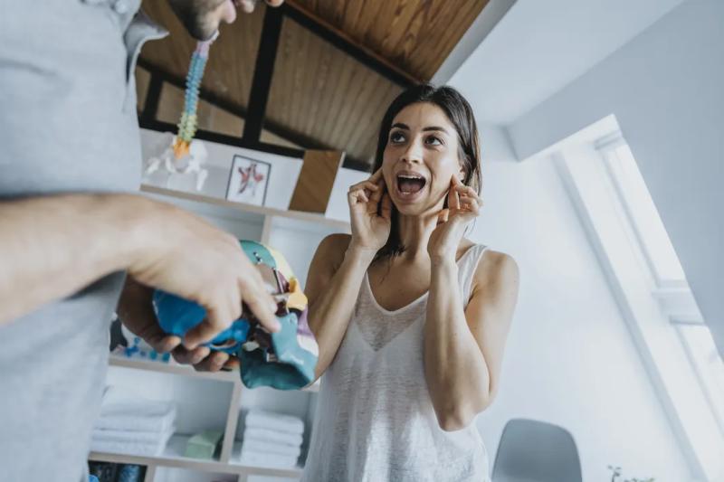 GETTY IMAGES - Dolor de cabeza - Persona tocando su mandíbula