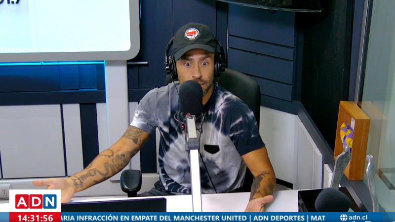 Jorge Valdivia se mostró con un gorro con el logo 'antifascista' en su programa de radio - Captura