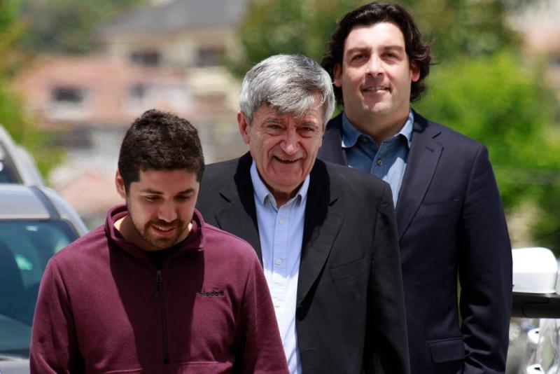 Juan Santana, Camilo Escalona y Raúl Leiva llegan juntos al cónclave oficialista en Cerro Castillo en noviembre de 2022. Créditos: Agencia Uno