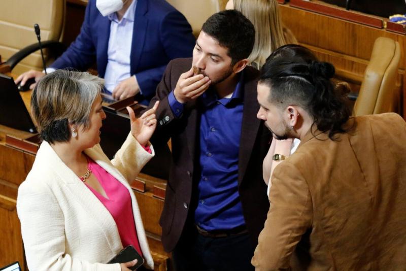 Juan Santana conversa con la ministra Jeannette Jara (Trabajo) y con el diputado frenteamplista (indep.) Andrés Giordano. Créditos: Agencia Uno
