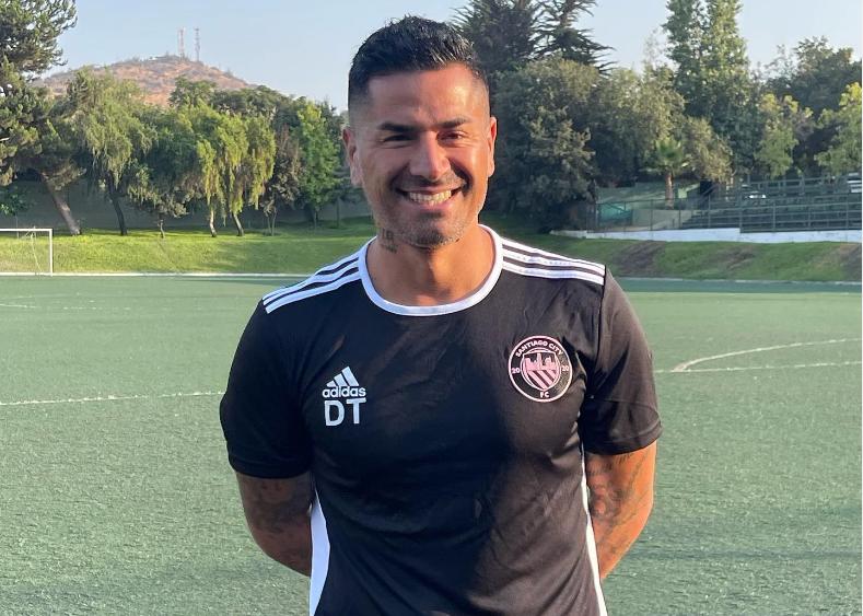 Kike Acuña, actual entrenador de Santiago City. (@sancityfc)