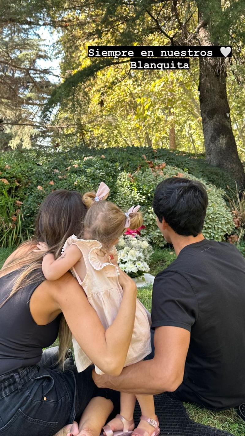 Instagram @guilleardohain - Pampita y su hija Ana visitan la tumba de Blanca Vicuña