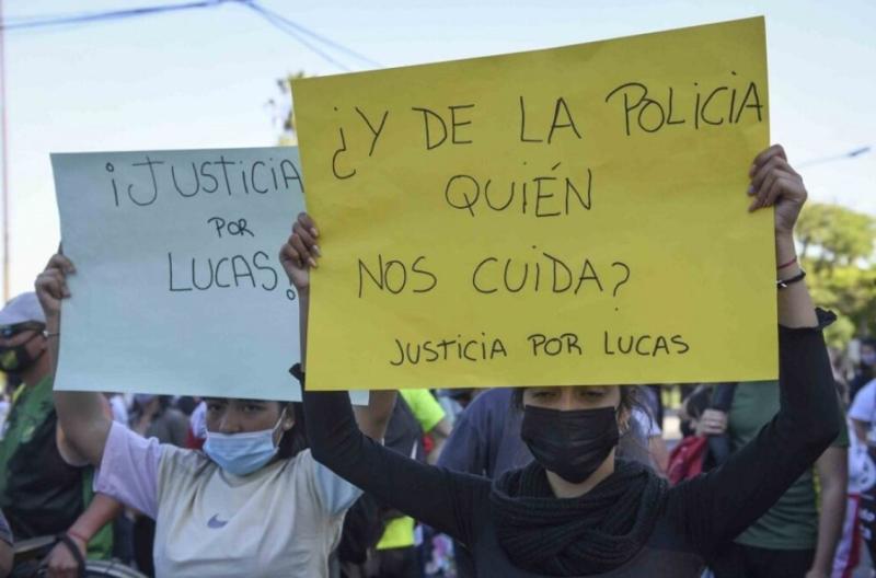 Amigos y familiares de Lucas González se manifestaron en la audiencia del juicio.