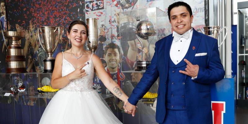 La pareja fanática de la U se realizó una sesión de fotos en el CDA.