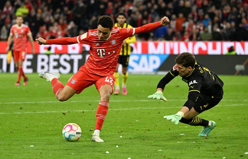 Gregor Kobel tuvo una jornada para el olvido en la derrota de Borussia Dortmund ante Bayern Munich. Crédito: Reuters.