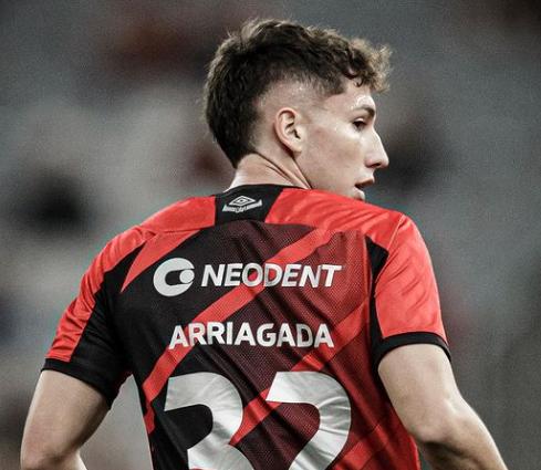 Luciano Arriagada no lo pasa bien en Athletico Paranaense. Crédito: @luciano__9.