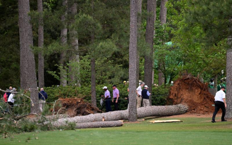 Tres árboles se cayeron sobre el público en el Masters de Augusta. Crédito: @GolfChannelLA