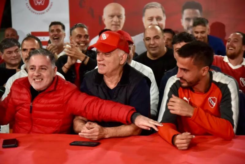 Fabián Doman (a la izquierda) renunció y profundizó la crisis de Independiente