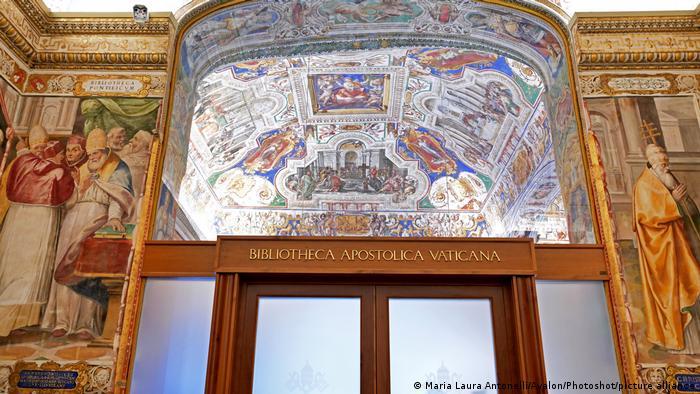 Deutsche Welle - La Biblioteca Apostólica Vaticana, más conocida como Biblioteca Vaticana, es la biblioteca de la Santa Sede, situada en la Ciudad del Vaticano.
