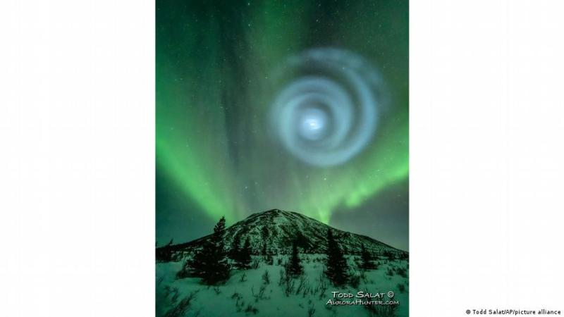 DW - En esta foto facilitada por Todd Salat, los entusiastas de las auroras boreales se llevaron una sorpresa a principios del 15 de abril de 2023, cuando algo extraño se mezcló con las bandas verdes de luz que danzaban sobre el Domo Donnelly, cerca de Delta Junction, Alaska.