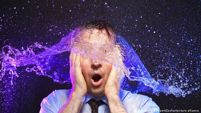 Deutsche Welle - Un hombre recibe un balde de agua fría.