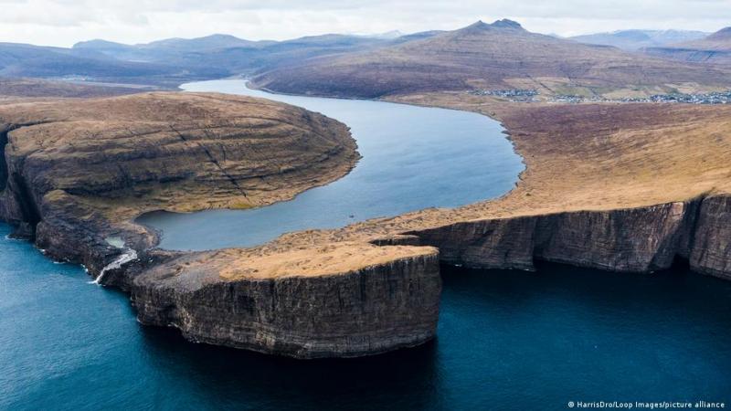 Estas fotografías muestran lo mucho que importa la perspectiva, ya que el lago puede parecer que flota a una altura muy superior a los 30 metros sobre el océano.