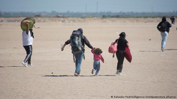 Los migrantes caminan por el desierto mientras la policía peruana bloquea el paso a la frontera. Los migrantes llevan días esperando en el desierto del norte de Chile a que se les permita cruzar el paso fronterizo con Perú para regresar a sus países de origen.