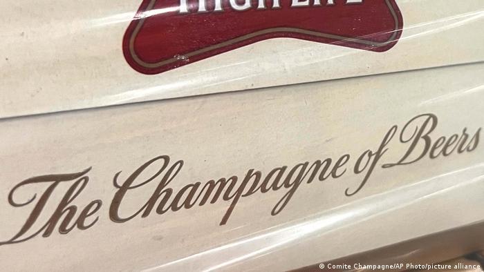 Deutsche Welle - Etiqueta en el lateral de una caja de cerveza Miller High Life en la planta de Westlandia en Ypres, Bélgica.