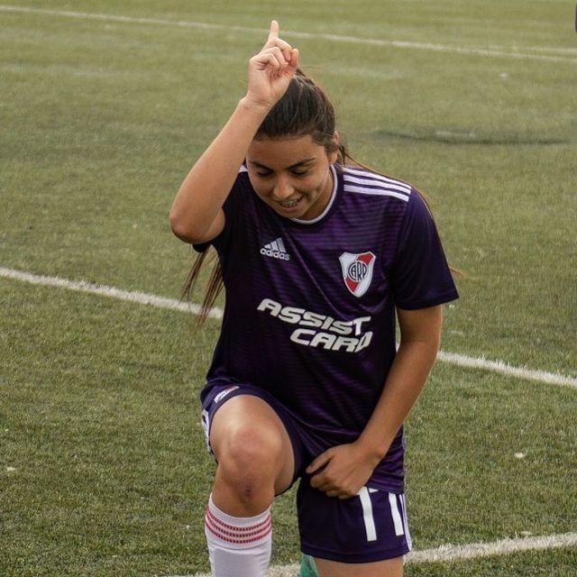 Camila Pavéz celebrando como Marcelo Salas en River Plate.