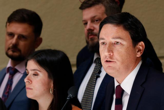 Agencia Uno - Arturo Squella junto a bancada republicana.