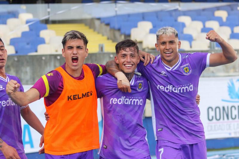 Mauro Lopes (a la derecha de la foto) podría dejar la Segunda División para jugar en Ñublense. Crédito: Agencia Uno.