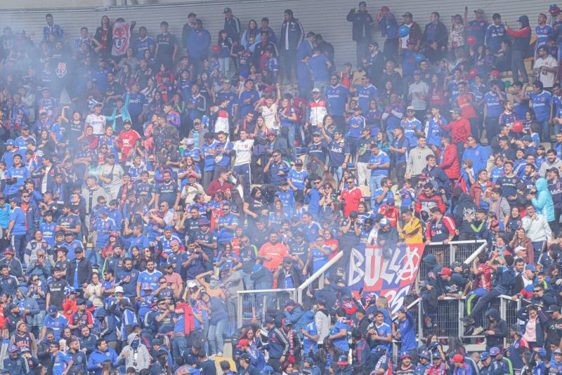 Detienen partido de la U y Católica por lanzamiento de bengalas a la cancha