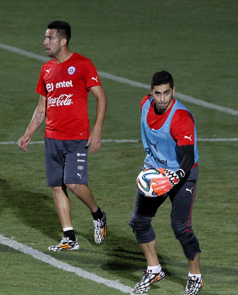 Johnny Herrera lanzó acida broma a Mauricio Isla por el romance de Pinilla y Gala. / Agencia Uno