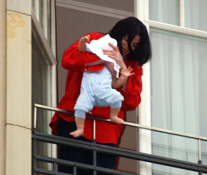 Getty Images - Michael Jackson con su hijo en el balcón de un hotel en Berlín, 2002