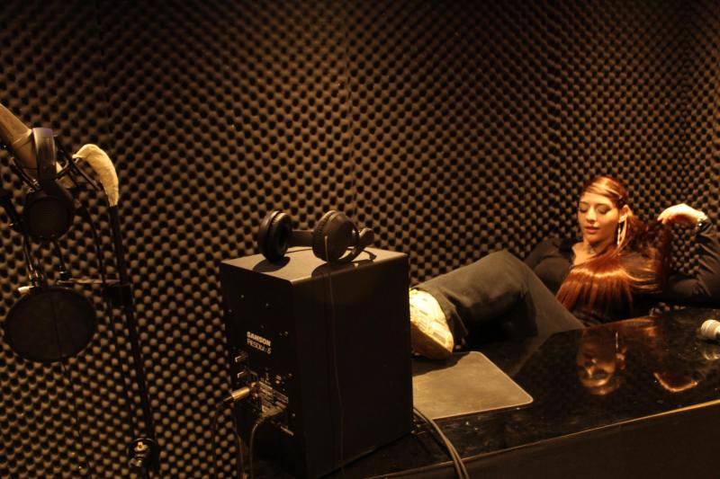 T13 - Xaviera Fernández, cantante de reggaetón chileno.